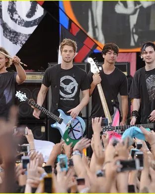 5 Seconds of Summer Boston